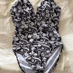 Tahari  Women’s Black & White Floral Paisley two Piece Swimsuit, M, NWT